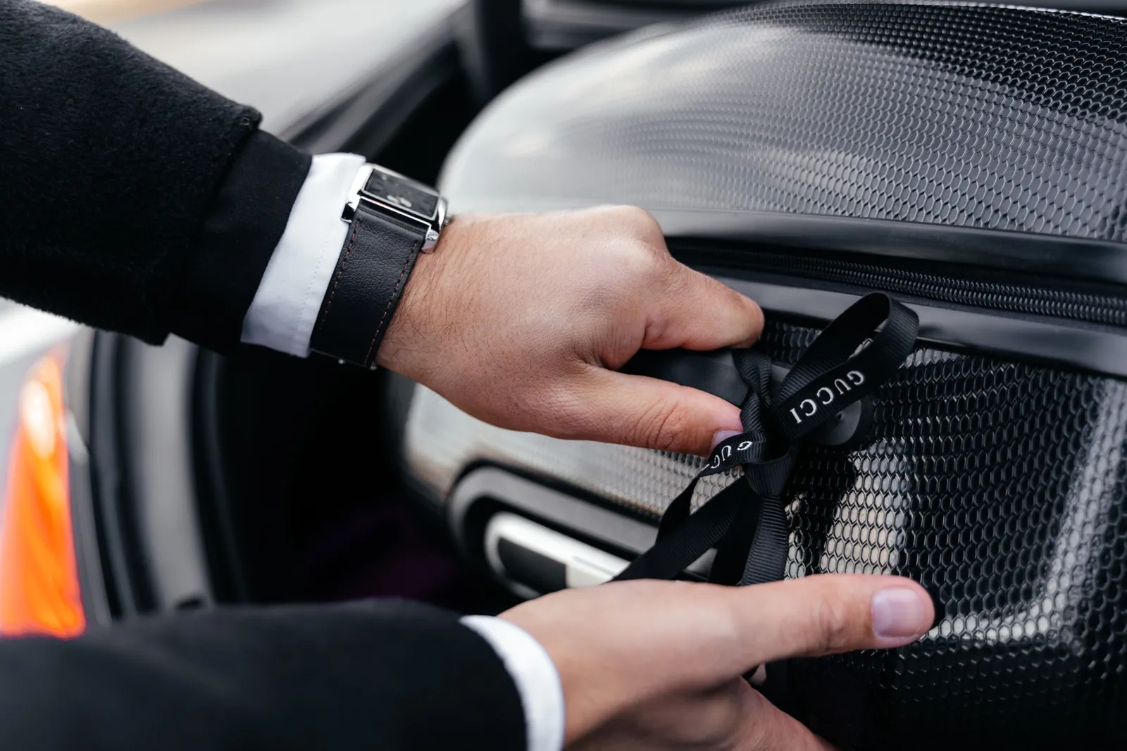 Detail beim Umgang mit Gepäck als visuelle Referenz für eine Flughafentaxi-Website