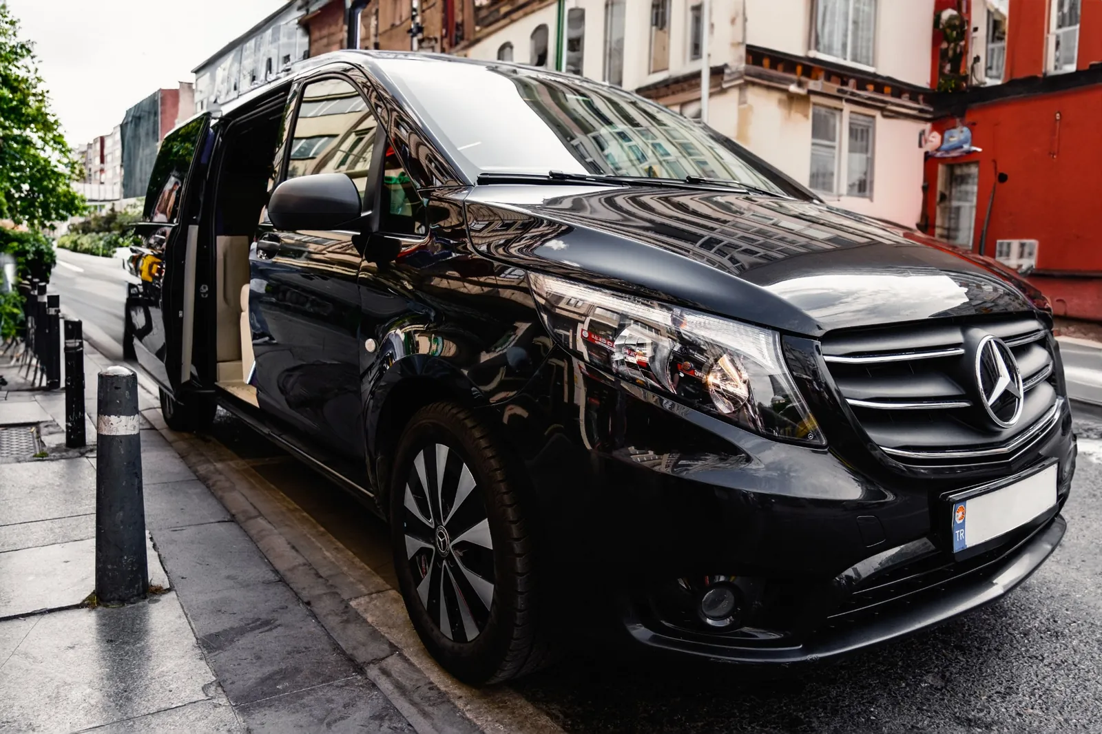 Schwarzes Fahrzeug als visuelle Referenz für eine Flughafentaxi-Website
